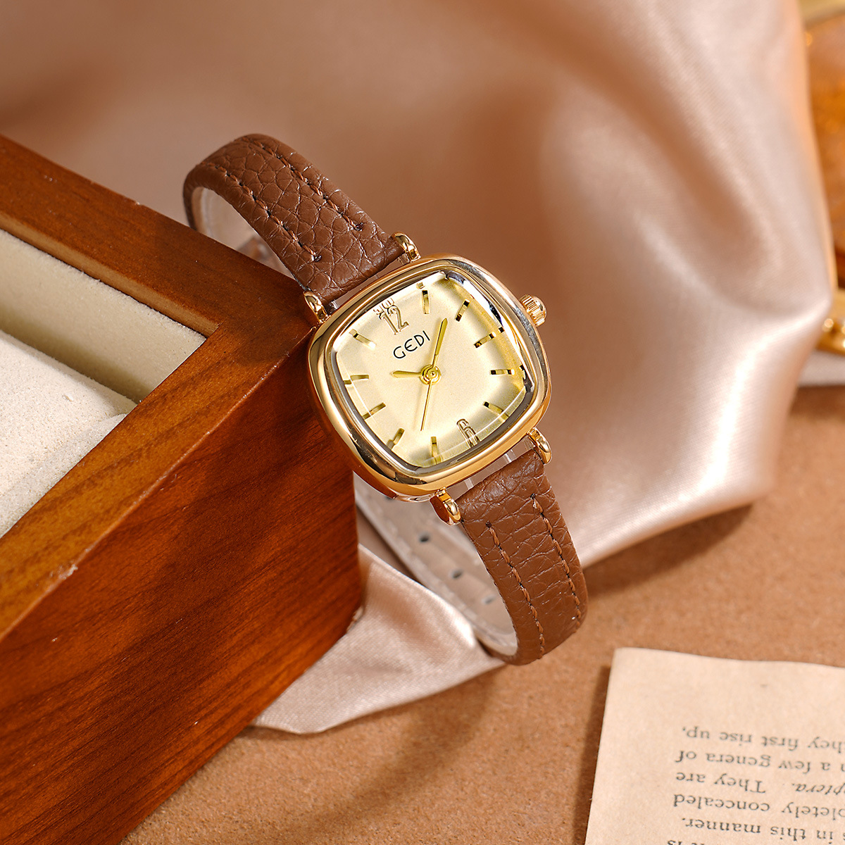 UTHAI 61018 CQ490 Semplicità,  - Luxury Watch Values recensione e prezzo